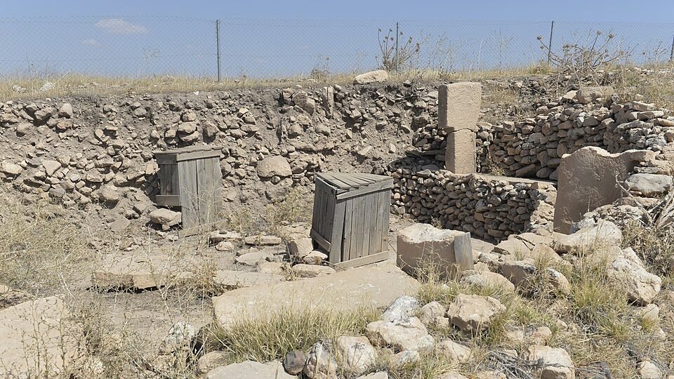Fotografia do parque arqueológico de Göbekli Tepe sob a cobertura protetora