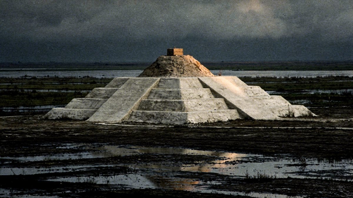 Recriação de uma pirâmide de terra amazônica numa planície alagada