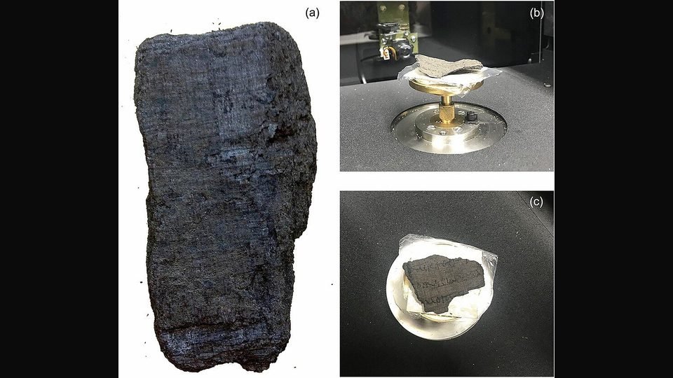 Fotografia de um fragmento carbonizado de papiro de Herculano, preto e rachado, ao lado de imagens de laboratório de outros fragmentos