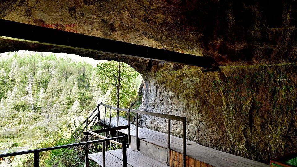 Fotografia do interior da caverna Denisova, no Altai, com a passarela da escavação