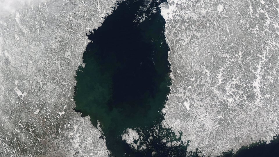 Imagem de satélite do mar de Bótnia no fim do inverno: a água escura do golfo entre as costas nevadas da Suécia, à esquerda, e da Finlândia, à direita
