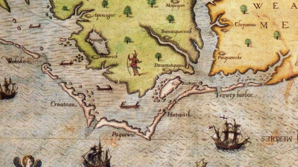 Detalhe colorido do mapa de 1590 de Theodor de Bry, baseado em John White: o cordão de ilhas de areia da Carolina do Norte com os nomes Croatoan e Hatorask, a pequena ilha de Roanoke no estreito e navios ingleses no mar