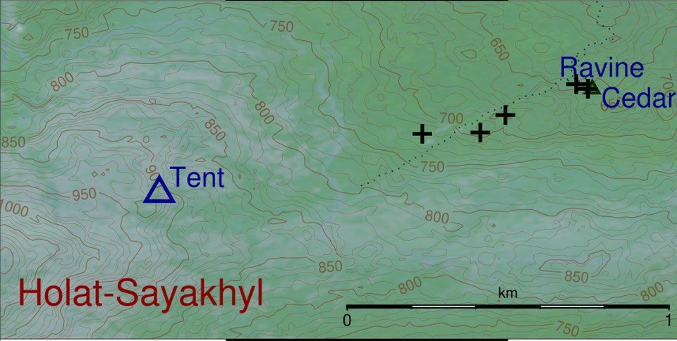 Mapa topográfico sobre imagem de satélite da encosta leste do Kholat Syakhl, com curvas de nível de 650 a 1000 metros, um triângulo marcando a barraca à esquerda e, à direita, o pinheiro e a ravina, ligados por uma linha pontilhada, com escala de um quilômetro