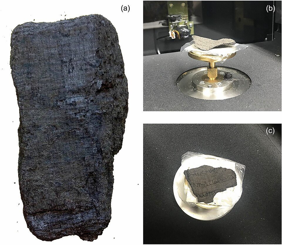 Fotografia de um rolo de papiro carbonizado, preto e rachado, ao lado de imagens de laboratório de fragmentos