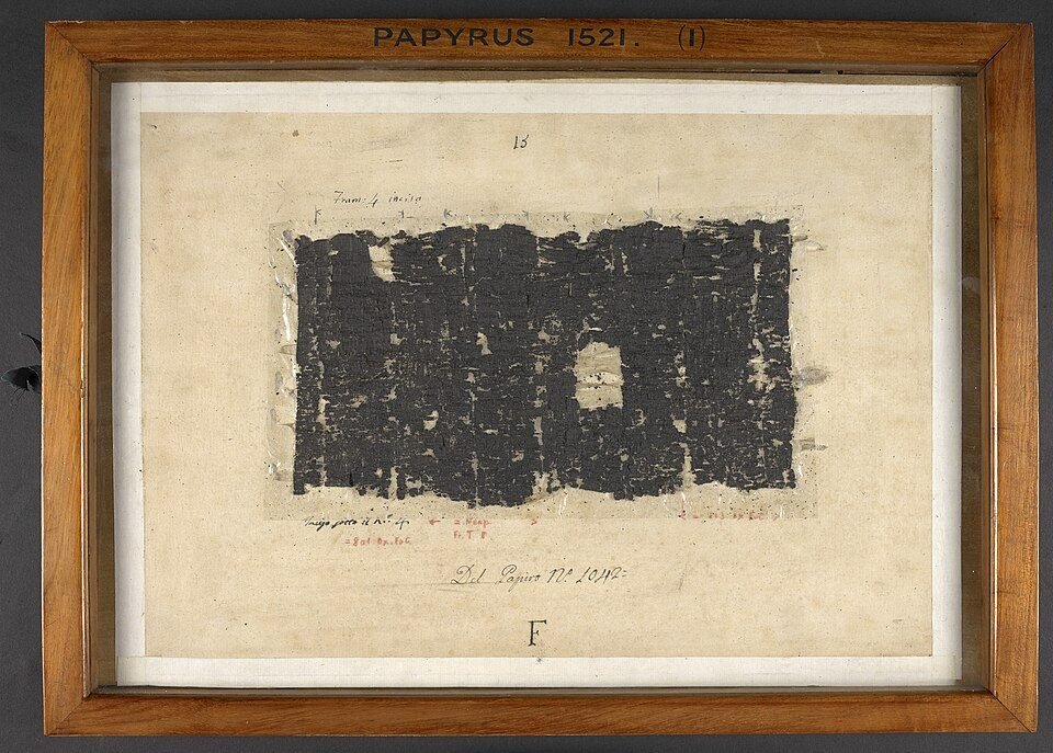 Fragmento de papiro de Herculano aberto e enegrecido, emoldurado, na British Library