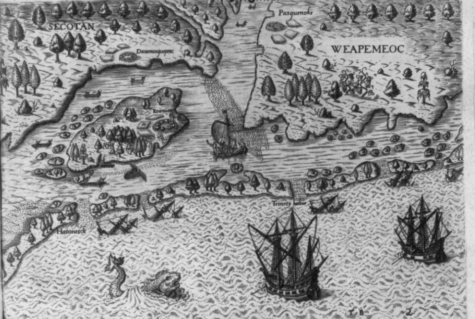 Gravura em preto e branco de 1590: uma ilha com aldeia cercada no meio de um braço de mar, navios ingleses ancorados fora de um cordão de areia, barcos naufragados nas barras e um monstro marinho no primeiro plano