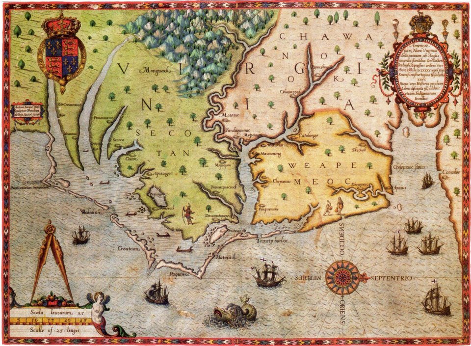 Mapa colorido do século XVI da costa da Carolina do Norte, com o norte à direita: o cordão de ilhas de areia, os estreitos, a ilha de Roanoke, os nomes Secotan, Weapemeoc e Croatoan, navios e um monstro marinho