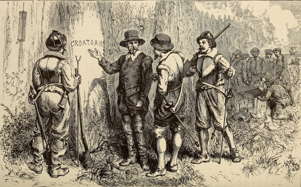 Gravura do século XIX: homens com chapéus, armaduras e mosquetes diante de uma árvore onde está entalhada a palavra CROATOAN; ao fundo, uma paliçada de troncos e homens examinando baús abertos