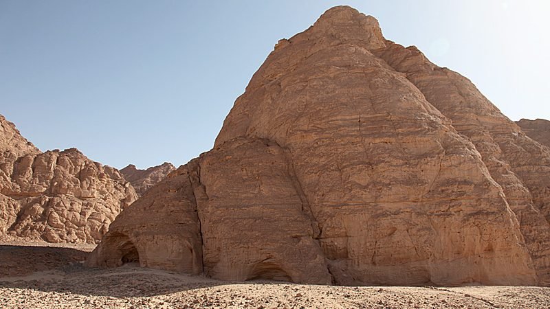 Formação de arenito em domo no Wadi Sura, com aberturas rasas na base onde ficam os abrigos pintados